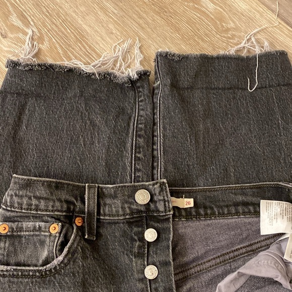 Women’s Black Levi Cropped Jeans - Picture 4 of 5